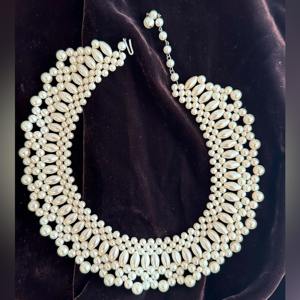 Faux pearl necklace full round excellent condition